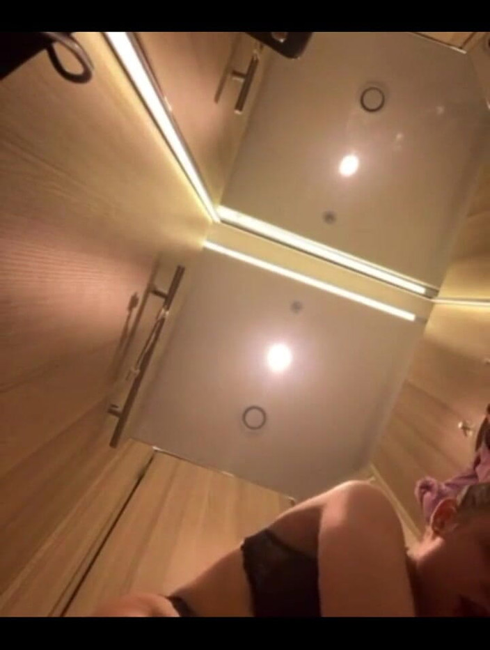 JuiceLussie: Stříkání v šatně a prstění kundičky zblízka