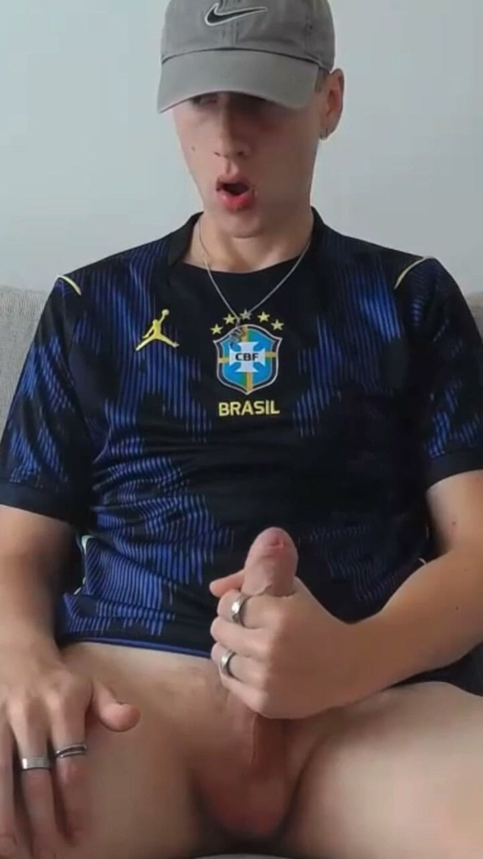Axton Drake: Kåt bror fångade ryck efter fotbollsträning