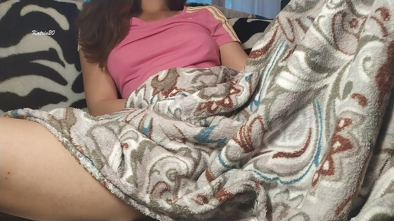 Katrin20: 继妹在毯子下自慰，而她的继兄弟则在看电影