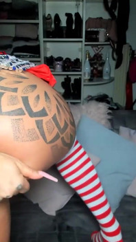 La miLF tatuata allarga il culo affamato in profondità