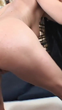 Ahegao Slut riempie la sua figa gocciolante con un toy di vetro