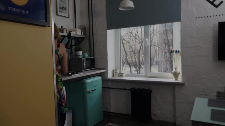 LoveHomePorn: Jag sprider min MILF granne i köket