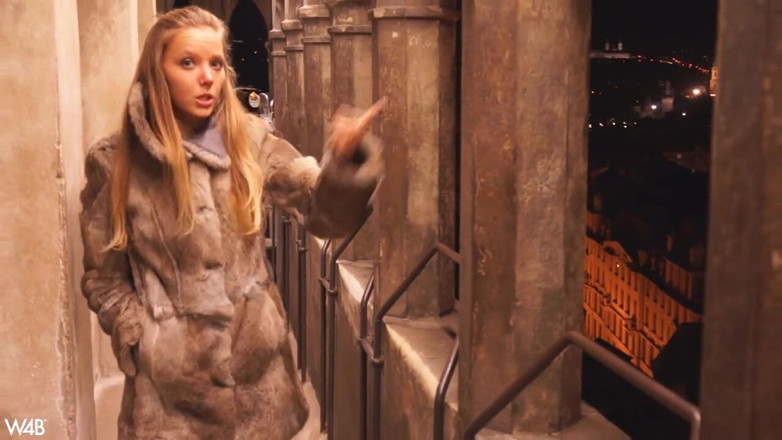 Watch4beauty: Kuyruğunu takip ediyor