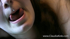 Claudia Kink: Gioco con la lingua divisa