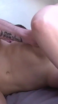 Hermosa mamá rubia tetona seduce a su joven vecino y se sodomiza