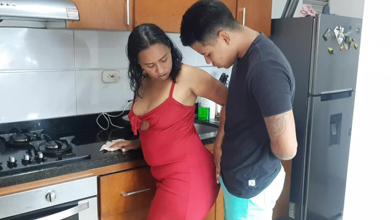 LanaKumari: ลาน่าเงี่ยนดูดควยฉันในครัว