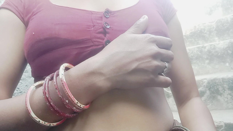 Pushpabhabhi51: Bhabhi India menunjukkan buah dada dan pepeknya di dapur