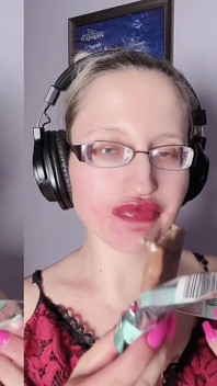 Asmr sweet chocolate eating - asmr, окуляри, велетень, помада, великі губи, моу, їжа, фетиш обличчя, довгі нігті