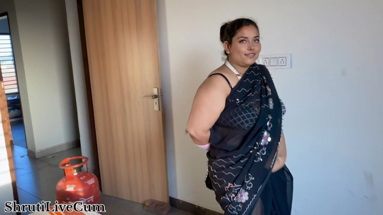 ShrutiLiveCum: गांव के सॉफ्ट गैस डिलीवरी करने वाले व्यक्ति को टंकी के अलावा हाथ में दिया, खाली सिलेंडर कहां है, मैं ले लेता हूं।