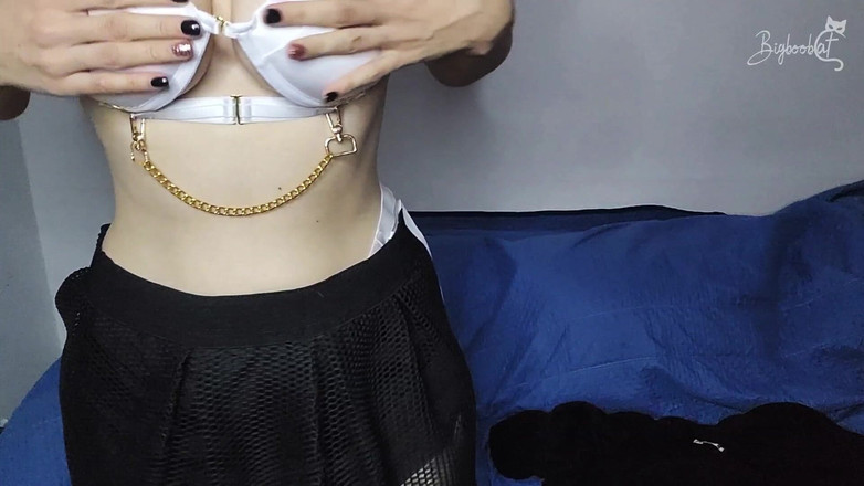 BigBoobCat: Aku lagi asik masturbasi memekku pakai masker sampai muncrat banyak...