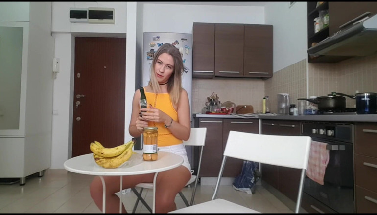 Erotic Tanya: Teen does deepthroating challenge