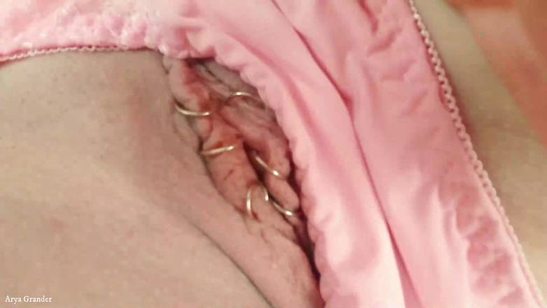 Arya Grander: Göt ve göğüslerini azdırıyor: sıkı pirsingli amcık sikişi ve dildo...