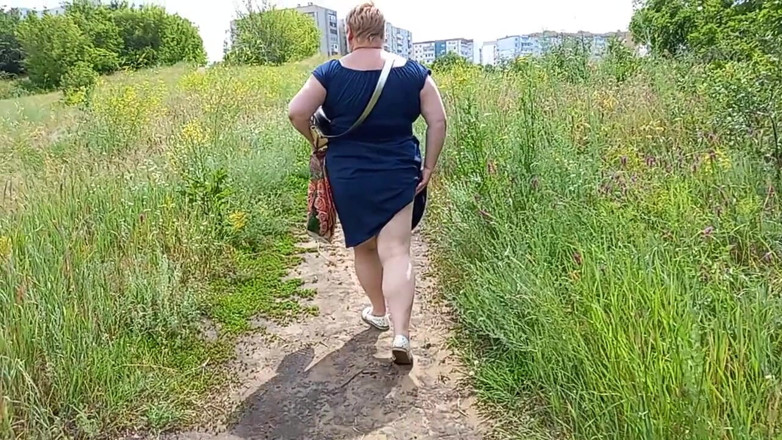 Zona901: moti mahila paark men ghoomti hai, apni gand dikhaati hai...
