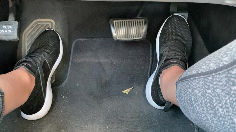 footivities: Pedał pompowania w butach tenisowych przez Ivys Feet