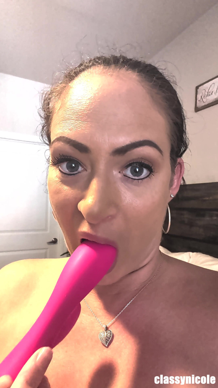 Classy Nicole: Nevlastní matka Classy Nicole používá růžovou hračku své nevlastní é služky
