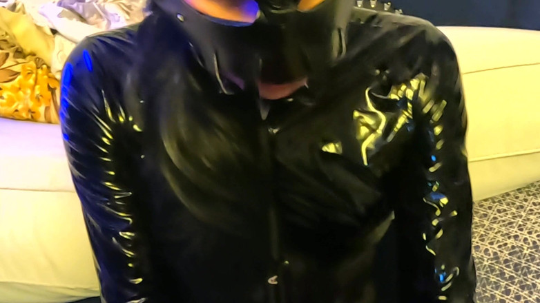 Tranny Bunny: Conejita de látex gran polla chupando cuero bdsm