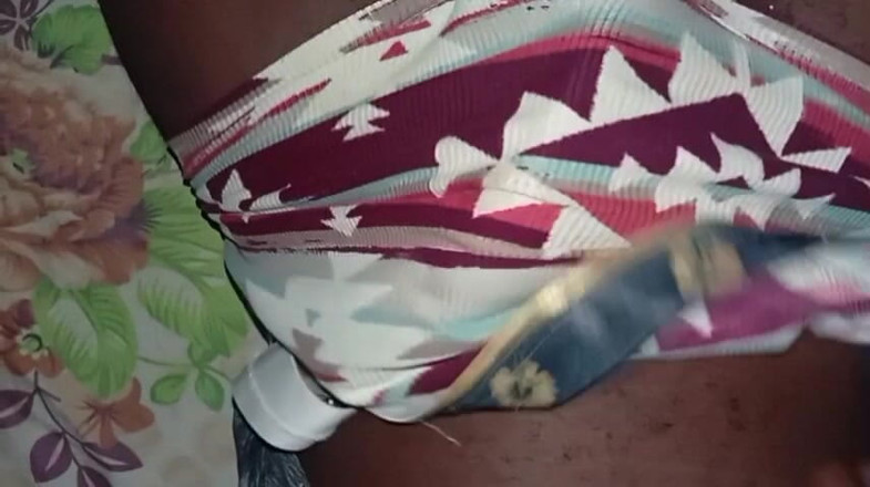 Africatrans: Ebony TS chlápek velký penis kouří.