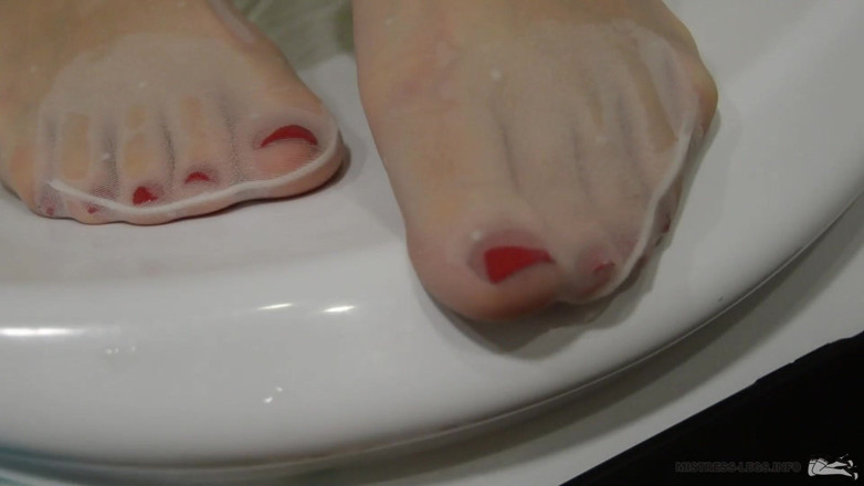 Mistress Legs: Puan kaki dalam stoking nilon putih basah