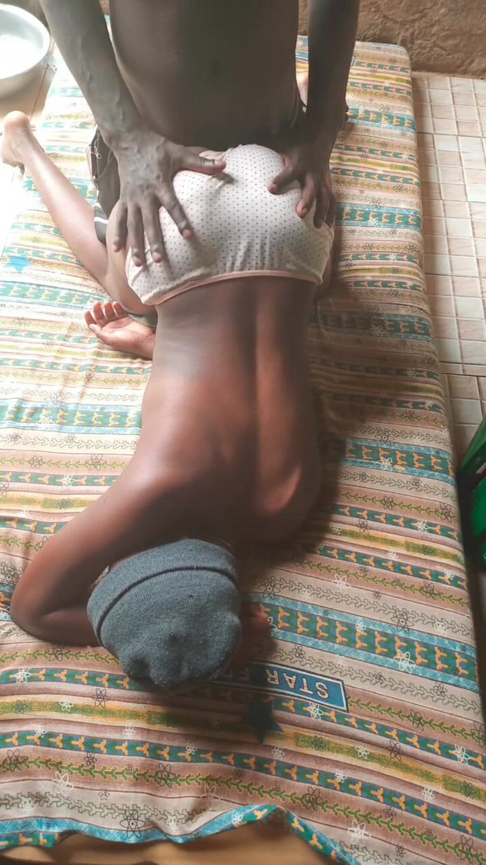 Loversinbed: 在厨房这个美丽的黑人女孩