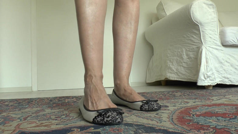 Lady Victoria Valente: Du streichst deinen schwanz durch deine hose, während ich eine...