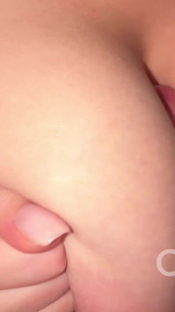 Natural peitões trabalhando em um boquete com peitos grandes