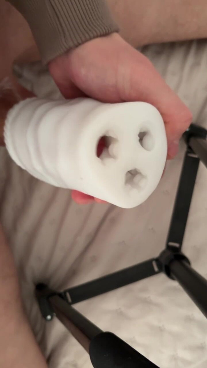 Dosstoevsky: Huge destrói o vibrador Fleshlight e o enche de gozo