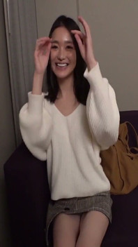 [Service du sexe clandestin x Massage divin glissant] Beauté élancée avec des traits vaginaux étroits quatre fois !