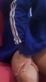後背位の小さくて無邪気な生徒が、まだ19歳ですでにお尻のように動かしていたので、お尻から取り出さないように懇願します。