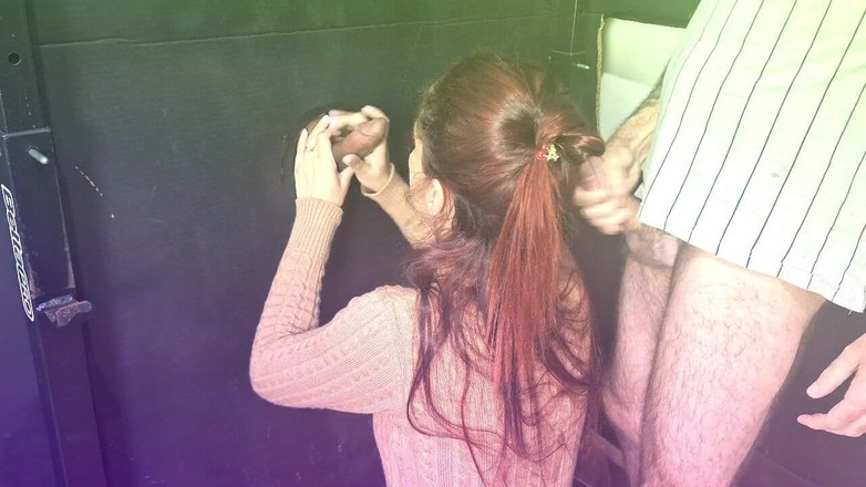 ksalnovinhos: Mąż bierze żonę po raz pierwszy w gloryhole, aby ssać i...