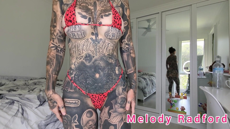 Melody Radford: Röd och svart micro bikini försök med stora tuttar Melodi...