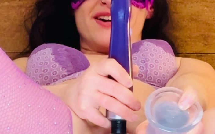 Submissive Miss BDSM &amp; Uk Girl Fun: Оргазм дівчини-зайчика з анальною пробкою, гігантським ділдо і паличкою!