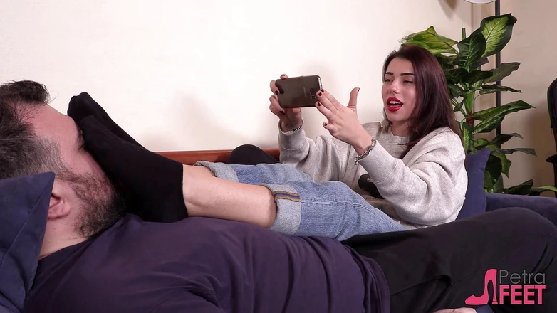 Foot Fetish HD: Otäck Petra lägger fötterna på hans ansikte