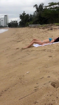 Bombasse, puis-je jouir sur tes seins ? - Une bite s’exhibe sur la plage