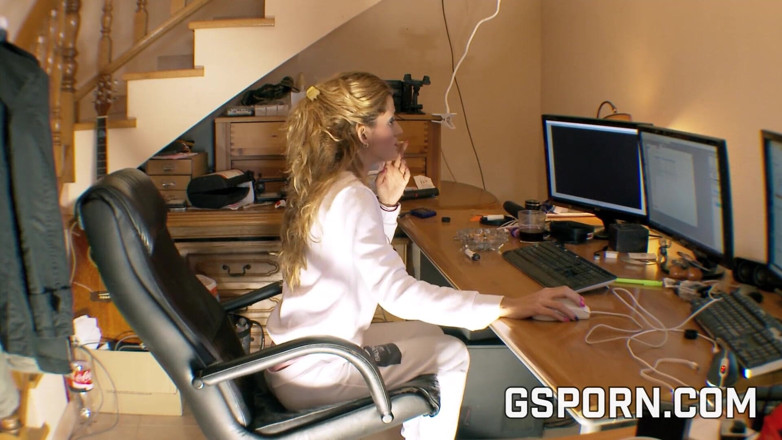 GS studio: Una secretaria rubia se masturba con el ratón de computadora
