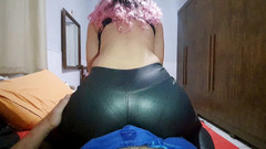 College-couple: Cewek rambut merah muda, legging kulit, seks anal sampai dicrot...