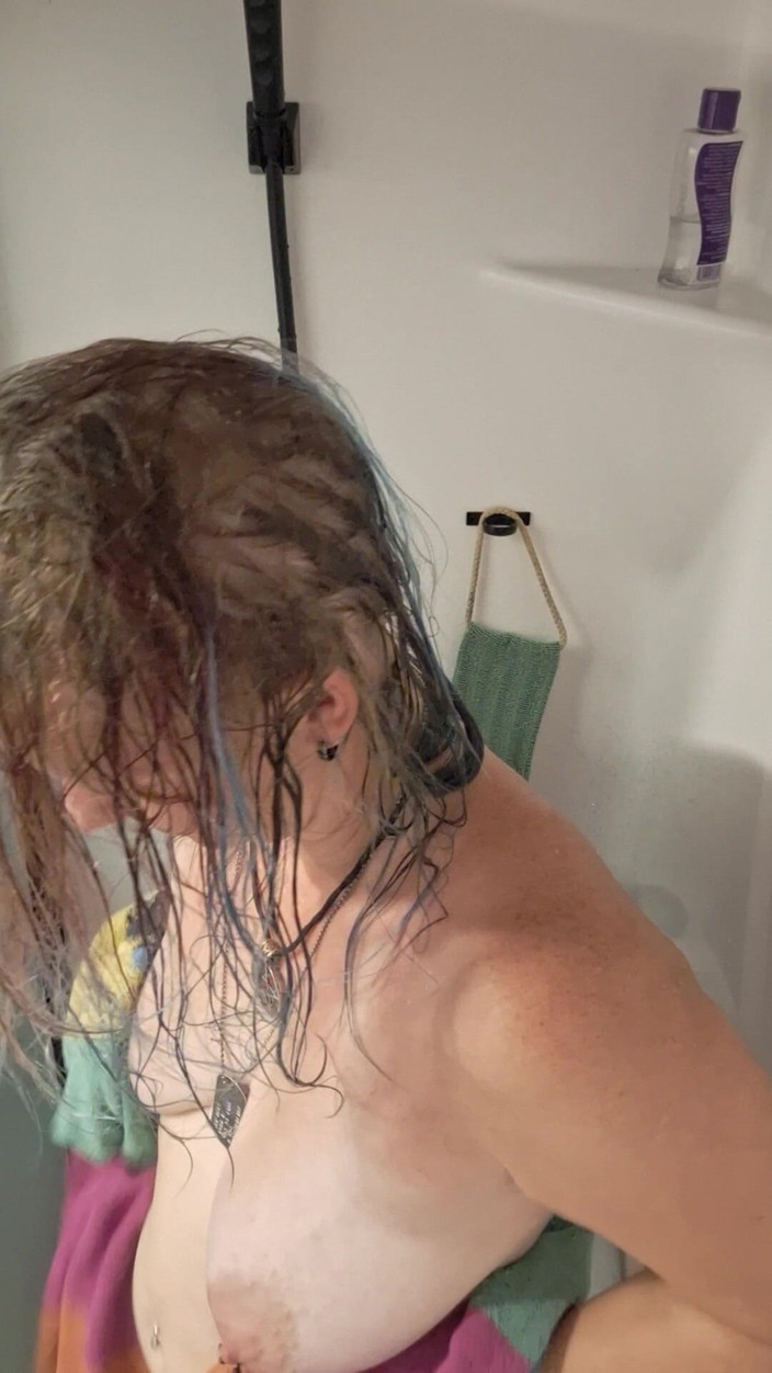 KittieNoOne: Белая девушка с большой шикарной задницей, милфа с отвисшими сиськами принимает душ