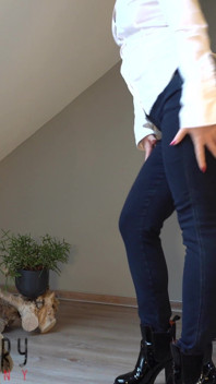 Une MILF sexy en jean moulant se fait fesser et éjaculer dans l’adoration du jean