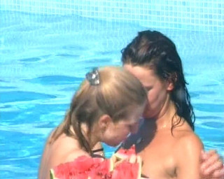 German's Lesbian: Con đĩ người Đức vú to vui vẻ tại một hồ bơi