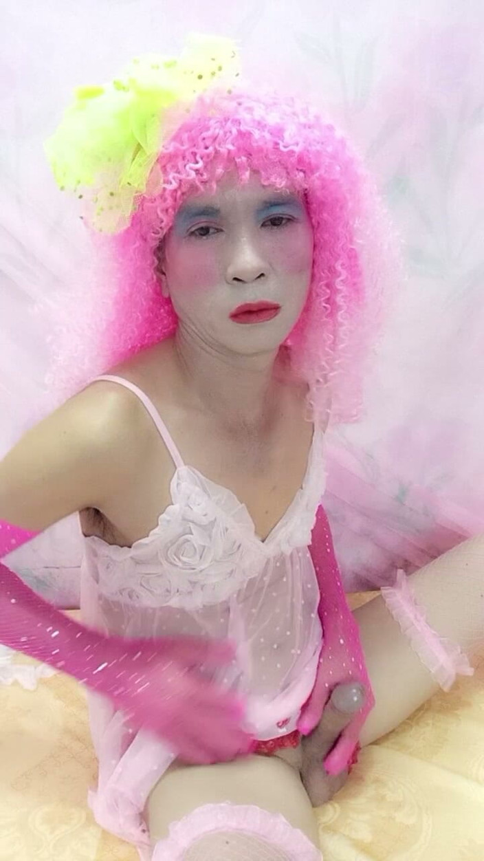 nguyen dang thien tri: Tinh oanh le transgender lagi asik muasin memeknya pakai baju...