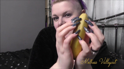 Mxtress Valleycat: Linear holo nails destroy banana