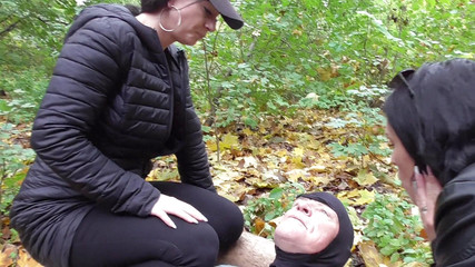 Femdom Austria: Spuck-session im wald