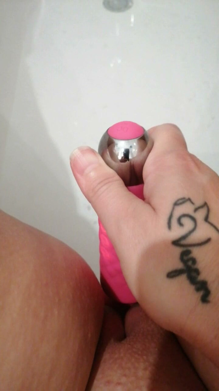 Kitty Queen: Reife MILF kitty queen in der badewanne mit ihrem vibrator -...