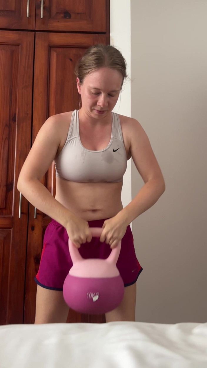 SweetLucy96: Heißes, Schwitziges Workout Im Schlafzimmer