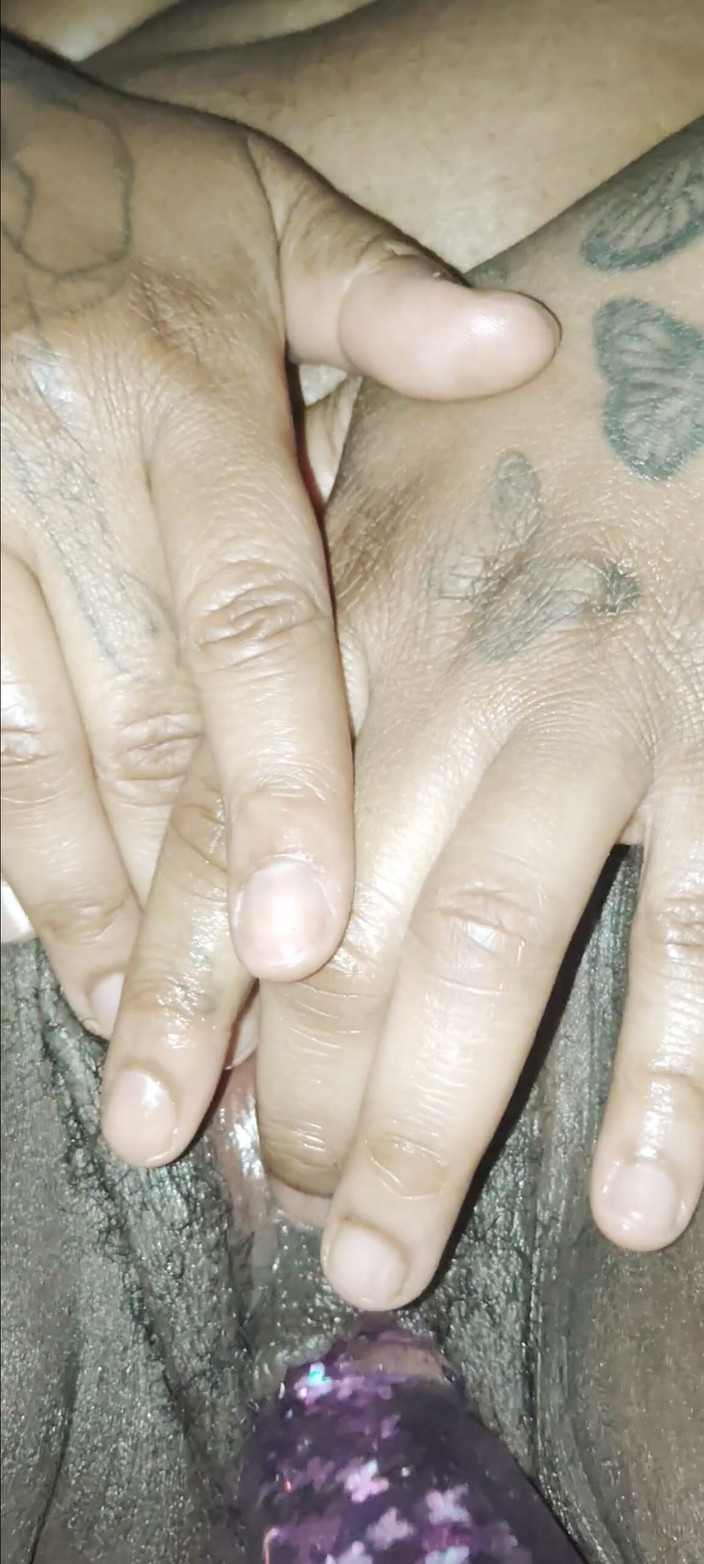 Lola Tha Pink Bunny: Mângâindu-și pizda cu vibratorul!