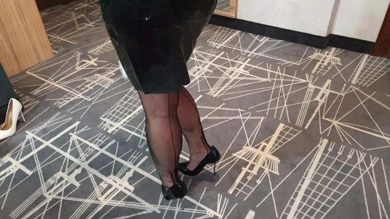 Wanilianna: Rubber Skirt and Nylons Part 1