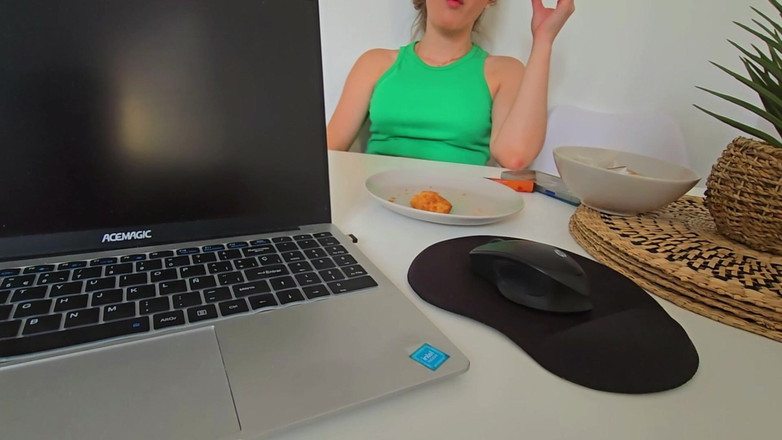LaraRussian Doll: 我和继父吃过早餐，他发现我在桌子底下自慰！