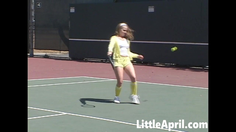 Little April: La sexy teen little april gioca a tennis