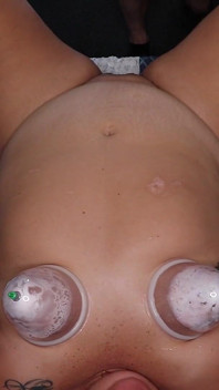 Hotwife nimmt einen riesigen dildo und wird dann gefickt