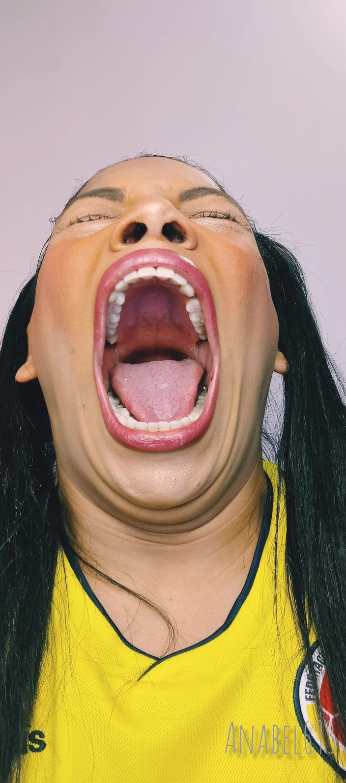 anabel693: 내 거대한 입으로 하품