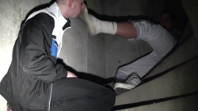 Sneaker gay: Dominação de tênis para 2 badboys de Pari Sin Jogging